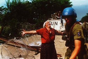 A survivor from Srebrenica cries out against the inaction of the United Nations. Tuzla 1995 (Fotó: Ron Haviv; Blood and Honey: A Balkan War Journal)