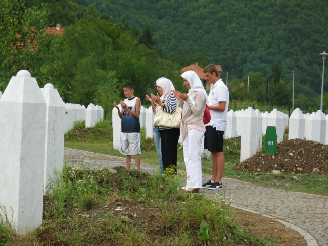 Az út talán legmeghatóbb felvétele: muzulmán család imádkozik a srebrenicai tömegsírnál