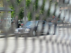 Alban rendszamu gepkocsit ellenoriznek a koszovoi rendorok a mitrovicai hidon. Tilos volt fenykepezni.