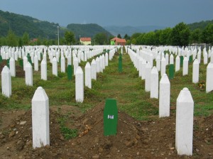 Srebrenica - sírkő ameddig a szem ellát. 8372 muzulmán nőt, gyermeket, férfit mészároltak le a szerbek