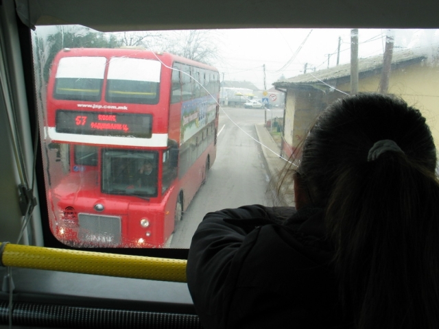 Miért van sok-sok piros, új londoni típusú, Hong Kongból vásárolt emeletes busszal tele a város? A helyes választ díjazom!