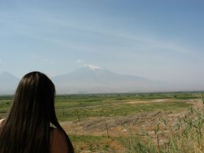 Szeptember 10-én kocsit bérelünk, Borbély Laci segít mindent intézni. Érdekes, se nyugtát, se számát nem kapunk. A kifizetett összeget (napi 40 euró és 400 eurós letét) beírják a szerződésbe, annyi. Egyébként úgy Grúziában, mint Örményországban szinte sehol, semmiért sem kaptunk nyugtát... Első állomásunk Khor Virap, ahova az Ararát-völgy síkságain keresztül utazva érkezünk. Laci nem különösebben örvend annak, hogy Krisztus után 301-ben „Elhomályosító” Szent Gergely a keresztény vallásra térítette az örményeket, mert a történelem során ebből a népnek rengeteg baja származott. Igen, ez egy leegyszerűsített változata a hosszú történetnek. Khor Virap híres zarándokhely, ugyanis a kolostor börtönében Szent Gergelyt súlyos kínzásoknak vetették alá: csúszómászók között és nagy bűzben 14 éven át szenvedett. Eközben titokban egy özvegyasszony táplálta. Lélegzetelállító kilátás nyílik az ősi ellenség, azaz a török területen levő Ararátra, az örmények szent hegyére