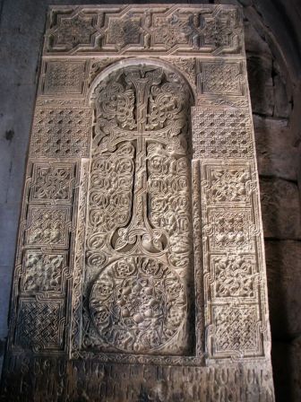 A híres örmény kőkereszt (hachkar) a Noravank kolostorban