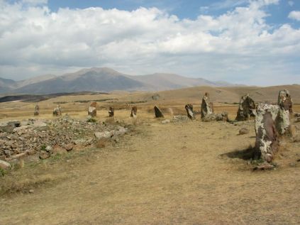 A következő állomásunkról, amely a Noravank kolostortól 100 kilométerre található Laci csak annyit mond: 7500 éves. Étkedve fogadom az infót, mert hirtelen elfelejtem, hogy Örményországban, az emberiség kulturális örökségének egyik fellegvárában járunk. Kiderül, hogy az örmény Stonehenge-ről, a világhírű Carahunge-ről, azaz a beszélő kövekről van szó. Megtudjuk, hogy valószínűleg csillagvizsgálóként használták ezt az örmény megalitikus építményt, amely kétszáznál is több óriáskőből áll. Éppen egy orosz televíziós stab forgat, csak egy kis idő után tudunk közelebb menni. A Jerevántól 200 kilométerre található Carahunge megalitikus építmény korát 7500 évesre becsülik, vagyis két és fél évezreddel idősebb angliai társánál. Lehet, hogy mégis igaz