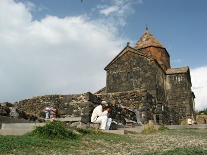 A Szeván-tavon levő félszigeten a IX. századi Szevanavank/Sevanavank kolostort tekintjük meg