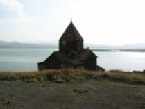 Sevanavank/Szevanavank kolostor, a háttérben a Szevan-tó