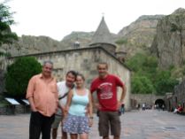 Balról barátunk és mentorunk Borbély László (Zsebián), aki egyben idegenvezető is. Neki köszönhetően feledhetetlen volt az örményországi tartózkodásunk. Amennyiben az örmények földjén jársz, feltétlenül vedd fel vele a kapcsolatot a zsebian@gmail.com emal címen. Jobbról Szedelényi János (Jani) jereváni házigazdánk