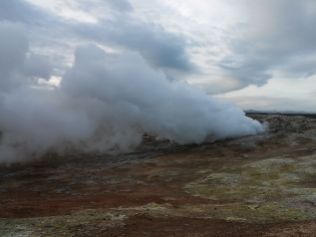 Mi is elmentünk egy ilyenhez: Gunnuhver, sikerült egész közel jutni az erősen kénszagú gőzkiszivárgásokhoz. Ugyanezt a kénes levegőt szívtuk be a világ másik ilyen jellegű aktív geotermikus területén, Tenerifén, pontosabban a Teide vulkán csúcsán, 3718 méteren