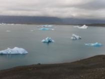 A Vatnajökull gleccsernek az Atlanti-óceán közelében levő része. Nem csak jégóriásokat, hanem fókákat is látunk