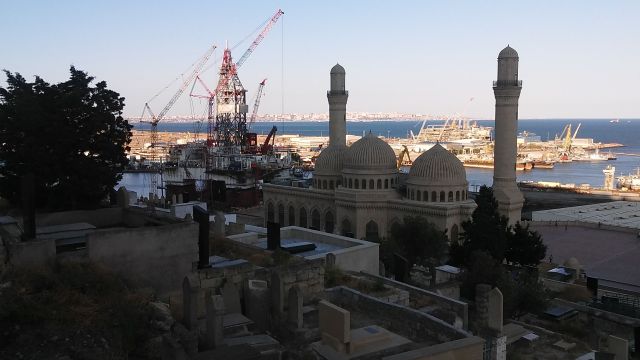 A Bibi-Heybat mecset mögött a James Bond olajmező egyik olajfúrója látszik. A tengerpart mentén tele van velük. Nem, nem a mecsetekre gondolok...