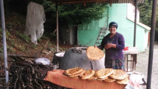 Lahicból Shekibe mentünk. A mosolygós néni vájogkemencében sütött kenyerét helyi kefirrel együtt ettük meg...