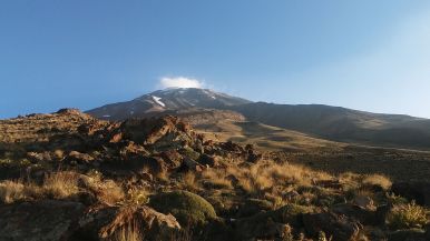 Our goal, the peak of the Damavand (5610/5671 meters, around 18,403 feet) looked so... beautiful, but distant... :)