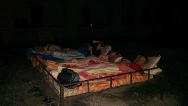 Even though we had an agreement at the Kashan bookstore to sleep outside in the desert, things changed upon arrival. They wanted us to sleep in a room the caravanserai. Somehow we managed to convinced them to let us sleep outside, where the drivers do… :) What a nice experience!