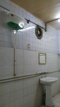 Going to the toilet in downtown Shiraz was easy. You don’t have to be a customer to pee, like in Europe. Well, not in a cinema, anyway… Look at that reservoir up on the wall. Well, that’s just liquid soap, industrial quantity