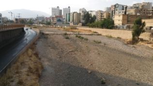 A seasonal river, Dry River, flows through the northern part of the city and on into Maharloo Lake