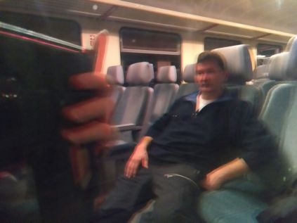 Pénteken vonattal mentünk Sztánára. Bibi azt mondta, a Németországból vásárolt szerelvény ablaka 3D-ben tüntet fel. Vajon csak engem?