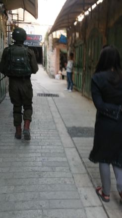 Hebronban izraeli katona kísért. Miért? Részletek személyesen...