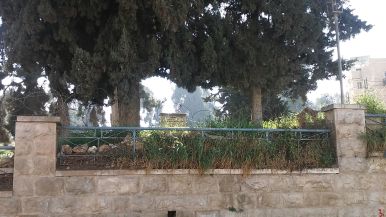 Arab temető szögesdrót mögött Hebronban