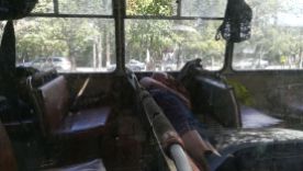 Séta Almatyban. Ő elfáradt, ma már nem dolgozik tovább…