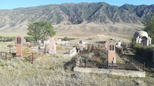 Muzulmán temető Saty falu mellett