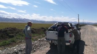 Közeledünk a kazah-kirgiz határátkelőhelyhez, Karkarához/Kegenhez