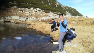 Szombaton nekivágtunk a túrának: Encián (Genţiana) menedékháztól kimentünk a félig befagyott Pietrele-tóhoz