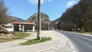 A Vajdahunyad és Petrozsény közötti 66-os országúton itt kell letérni a Véka-szurdokhoz (Cheile Băniței), azaz a nagy kanyarok előtt