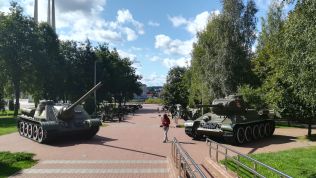 Műemlékek és emlékművek helyett szovjet tankok és harci helikopterek között