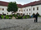 Kovács Gergely érsek celeberálja a misét a gyulafehérvári érseki hivatal udvarán