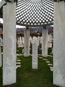 Alija Izetbegovici volt bosnyák államfő sírja egy szarajevói köztemetőben