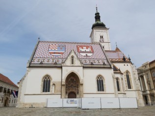 A Szent Márk-templom, a bánok eskütételének helyszíne. A tetőcserepek Horvát-Szlavónország, illetve Zágráb város címerét mintázzák