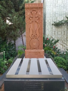 Khachkar/khacskar, örmény kőkereszt. Bejrút örmény lakónegyedében található, az örmény genocídium emlékére állították