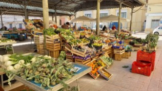 Nem sok a vásárló a Brindisi óvárosában működő piacon